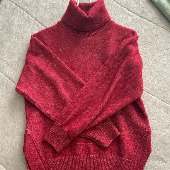 Lovely colour, oversized with subtle slit on each side. - Picture 1 of 3